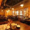 店内に足を踏み入れると雰囲気抜群の洗練された和風なデザインの内装になっており、落ち着いた雰囲気の中お食事いただけます◎暖かな光で包まれた雰囲気の良い店内にはカウンターやテーブル席、掘りごたつの個室がございます。フロアの貸切も承っており、55名様まで利用が可能ですので大人数での宴会などにご利用ください♪