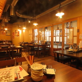 店内に足を踏み入れると雰囲気抜群の洗練された和風なデザインの内装になっており、落ち着いた雰囲気の中お食事いただけます◎暖かな光で包まれた雰囲気の良い店内にはカウンターやテーブル席、掘りごたつの個室がございます。フロアの貸切も承っており、55名様まで利用が可能ですので大人数での宴会などにご利用ください♪