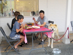 嬉しいワンちゃん連れでも利用可能!バーベキューもできます♪テラス席のご利用は原則22時までとなります