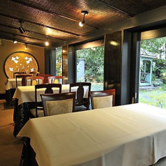 【もくれんの間　　MOKUREN】ガゼボやテラスなどを配した花の宴、メインガーデンを見渡すロケーション。ブライダルが行われる時には、映画のワンシーンのような素敵なシーンが目を楽しませてくれることでしょう。