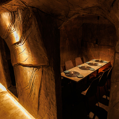 【どうくつ個室】2名様～最大50名様まで対応♪光と影の織りなす落ち着きの美空間個室で贅沢なひとときをお楽しみください!当店では、広々とした洞窟個室をご用意しており、大人数でもゆったりとお過ごしいただけます。同窓会や歓迎会など、大切なメンバーとご利用ください！特別な日に適したデザートプレートのご用意も可能