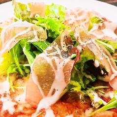 生ハムとシーザーサラダピザ