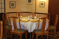 8名様円卓席。ご予約は直接お店にお問合せください。