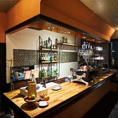 焼酎、ジン、テキーラなど豊富なお酒が並び、目にも楽しいスタイリッシュなカウンター。美味しいドリンクはここから生まれていきます。