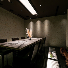 4名様～10名様まで利用可能なVIP個室がございます。扉、壁のある完全個室になっており、ＶＩＰ個室をご利用のお客様専用の化粧室もございます！お祝いシーンでのお食事等に是非ご利用くださいませ♪※当面の間、2時間制とさせて頂きます。