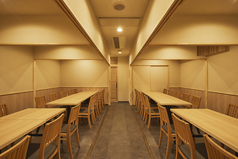 【宴会場】最大36名席の宴会場です。木の温もりを感じるような作りになっており照明や仕切りにもこだわっております。全体的に色味は木で統一し、落ち着いた和のテイストです。