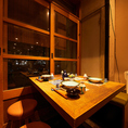 最大4名様のテーブル席はグループの会食などにも最適。落ち着いた恵比寿の夜と共に。