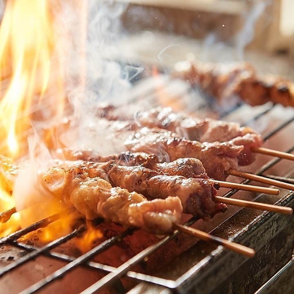 【絶品焼き鳥】当店の看板メニュー！炭火で豪快に焼き上げることでお肉の旨味を凝縮＆やわらか食感♪