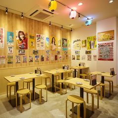 気取らず落ち着く和みの店内…ワイワイと飲み会を楽しみたいお客様におすすめのテーブルを多数完備しています!他、1名様~2名様に最適なカウンター席もありますので、少人数のお客様もフラッと気軽にご来店ください♪