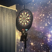 別途料金がかからずダーツも遊べます！　大画面に得点を映し、みんなで盛り上がりませんか？