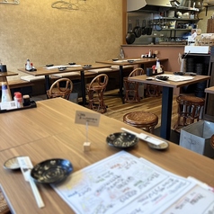 1階テーブル席です。すべてのテーブル、椅子が切り離し・連結可能のため、幅広い人数の対応が可能です。