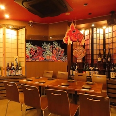 【テーブル半個室|6~10名様×2卓】プライベートな雰囲気の中でお食事をお楽しみいただける、ゆとりあるテーブル仕様の半個室です。居酒屋ならではの賑わいを感じつつも、仕切りがあるため周囲の視線を気にすることなくお過ごしいただけます