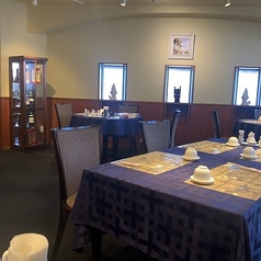 4名様でゆったりとお過ごしいただけるテーブル席です。ご家族や少人数のグループでのご利用に最適です。本格中華を囲んで、楽しいひとときをお過ごしください。