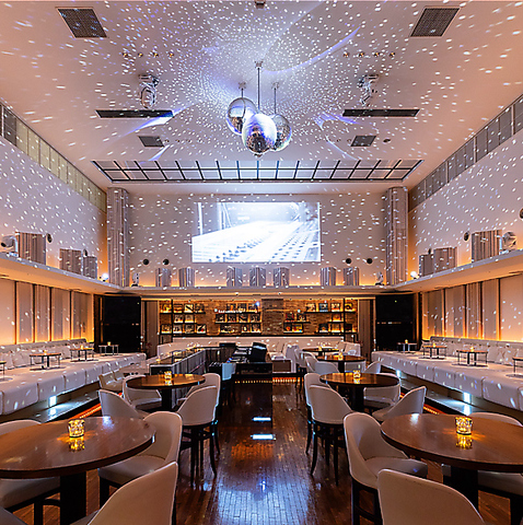 映画館をリノベーションした開放感ある空間でお酒・食事・音楽を愉しむcafe&bar