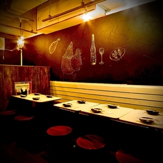 【デートにもオススメ♪】デートでのお食事にもオススメ☆二人の距離をギュッと縮める2人掛けのお席は、自然と会話が弾むこと間違いなし!美味しい焼き鳥などのお料理や日本酒、ワインなどのオシャレなお酒を楽しめば、楽しいひとときがもっと楽しくなるでしょう◎ぜひ特別な人との大切な時間をゆったりとお過ごしください★