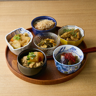 彩り豊かな煮物を６種類盛り合わせ！