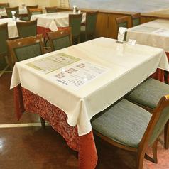ゆったり座れる4名テーブルで、快適なお食事時間を。
