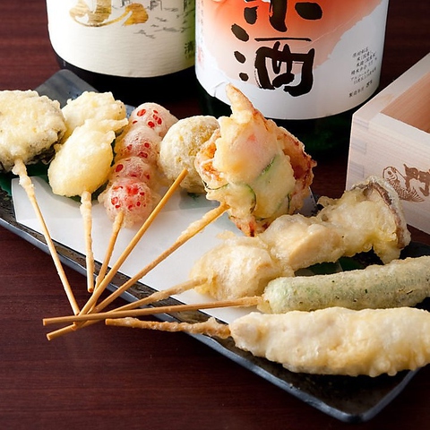 素材にこだわったサクサクの天ぷら串を美味しいお酒と共にお愉しみください♪