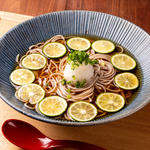 夏季限定でご提供しているすだちおろし蕎麦はスッキリさっぱりお召し上がりいただけます