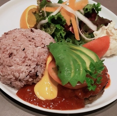 ボリューム満点のプレートランチ。