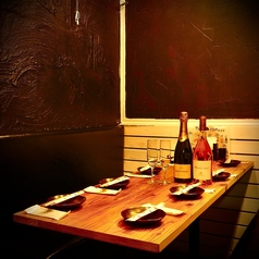 【職場の飲み会や打ち上げにも最適◎】「今日はみんなで飲みに行こう！」そんな突然の飲み会のお誘いにも安心です◎大人数でも安心なゆったりとしたテーブルのお席のご用意がございます♪職場の打ち上げやお祝いなどではお好みのドリンク片手に乾杯を♪美味しい各種のおつまみを楽しみながら、たくさん喋って盛り上がろう！