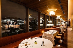 ライトアップされた赤れんが庁舎を望むメインダイニング。全ての席が窓に面しており、四季折々の風景とともにお食事をお楽しみいただけます。※テーブル上のセットはイメージとなります。