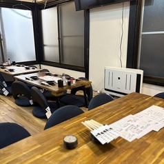 ２階のテーブル席です。６名掛けテーブルを３台ご用意しております。住めてつなげて完全個室としてもご利用OK。