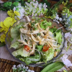 地鶏の胡麻だれサラダ