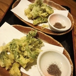 からっと揚げた野菜の天ぷら。季節の食材をお楽しみください。内容おまかせの盛り合わせもどうぞ。