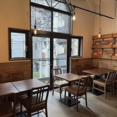大きな窓で開放感のある店内です。