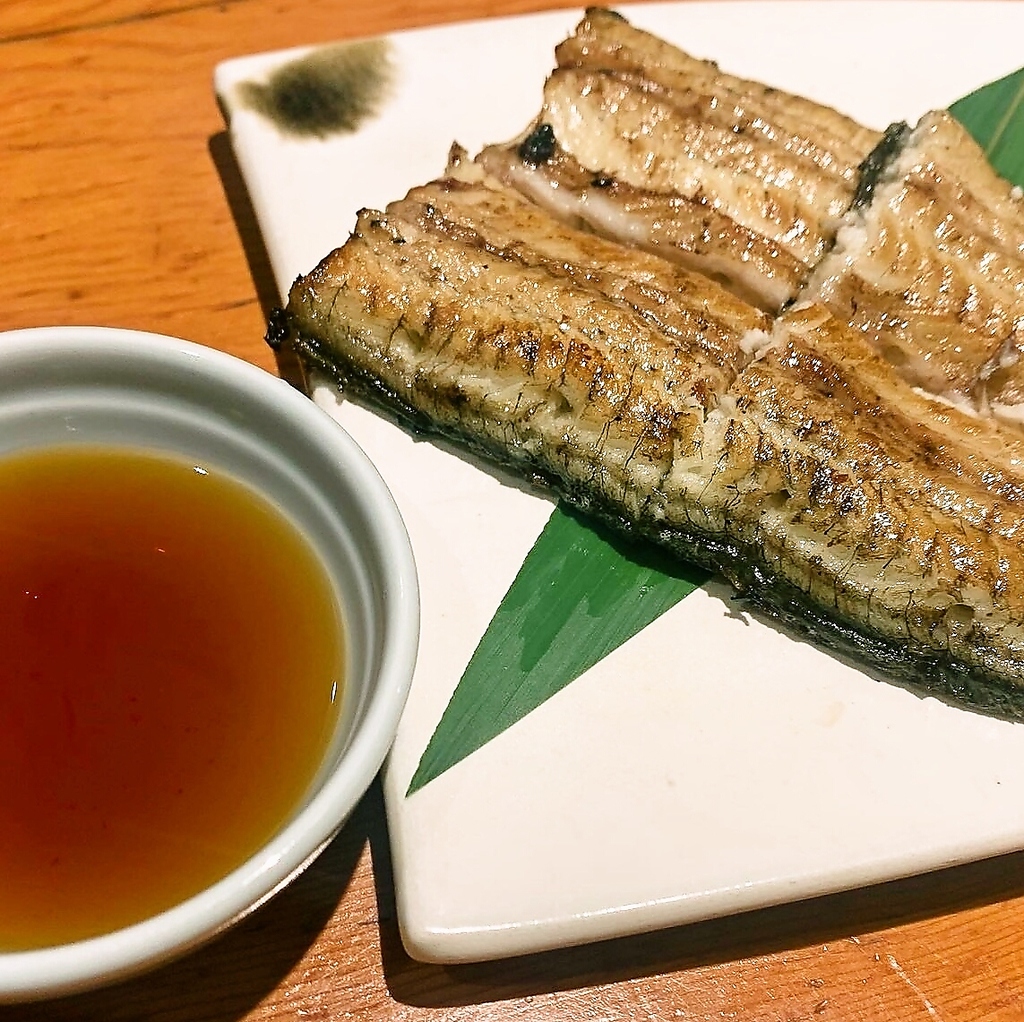 うな重もいいけれど、お酒のお供に最適なかば焼きや白焼き、う巻きもおすすめ。日本酒が進みます◎