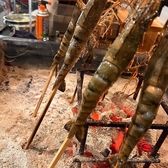 当店では、炉端焼きの魅力を存分に楽しむことができる特別な空間をご用意しております。新鮮な魚介類やその季節にぴったりの旬の野菜を、目の前の炭火でじっくりと焼き上げる体験は、まさに五感で味わう贅沢なひとときです。