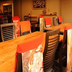 木のぬくもりが感じられる、清潔感あふれる店内。ご希望の人数様に合わせてお席ご用意いたします。