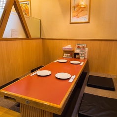 【1Fテーブル席(2～4名様向け)】昔ながらの小上がりで寛げるテーブル席です。仕切りがあるので、周りを気にせずゆったりと会話やお食事をお楽しみいただけます♪