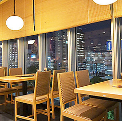 窓際の席では、自然光が差し込み、明るい雰囲気の中でお食事を楽しめます♪お酒を片手に、カウンターでの会話を楽しむのも良いでしょう！