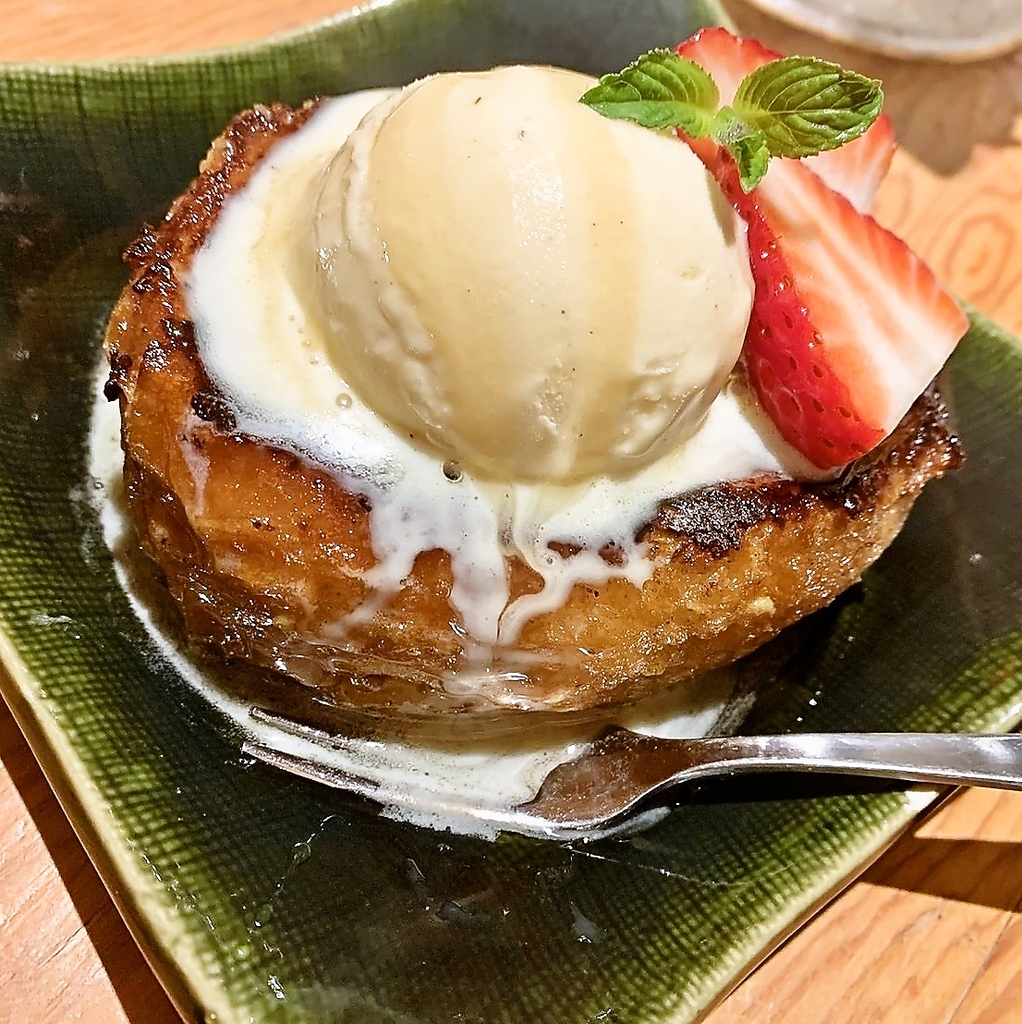 お酒の後に甘い物はいかがですか♪とろふわフレンチトーストに冷たいアイス、間違いない美味しさです