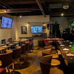 最大50名様まで収容可能な貸切パーティーも承っております 。大画面モニター5台完備!イベントの打ち上げや忘新年会、歓送迎会など、多様なシーンにご利用ください