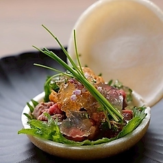 米沢牛のタルタル～最中仕立て 生ウニと白醤油のジュレ～