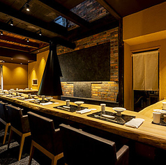 落ち着いた雰囲気のL字カウンター席。目の前で職人の揚げる音や手さばきを見ながら、できたての串かつを熱々のうちに味わえます。奥の坪庭もご覧になれるお席です。おひとり様はもちろん、特別な日のお食事や親しい方とのデートにご利用ください。