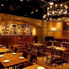 バルセロナの活気ある港市場をイメージした店内。スペイン風景がなどが飾られた空間には、最大80名様までご着席いただけるテーブル席をご用意。合コン、デートや、女子会、職場のご宴会など様々なシーンでご利用いただけます。