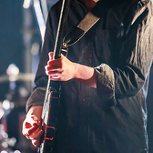 【生バンドステージ】心躍る非日常体験☆不定期開催の生バンド演奏は迫力満点!本格的な演奏を聴きながら、料理とお酒を堪能する贅沢な時間。知っている曲が流れたら、自然と口ずさんでしまう楽しさです♪さらに、ステージに立って生バンドの伴奏でカラオケという非日常な体験も可能で、ワクワクが止まらない空間です◎