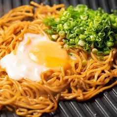 もつ焼きの〆にとろ～り玉子を絡めた焼きちゃんぽんをぜひ！