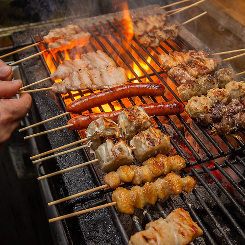 炭火で一本ずつ丁寧に焼き上げる本格焼き鳥