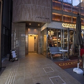 当店は恵比寿駅から徒歩約3分の駅近に位置しておりますので、終電ギリギリまで気軽にお過ごしいただけるのが魅力の一つです。エビスリヨンビルの6階にあり、洗練された外観が印象的となっております。大きな窓が開放的で、訪れる度に特別なひと時を感じられる場所となっておりますので、是非お立ち寄りくださいませ。