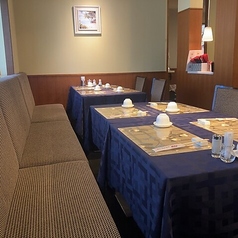 片側がソファー席になっているため、ゆったりとリラックスしてお食事をお楽しみいただけます。落ち着いた空間でくつろぎながら、美味しいお料理をご堪能ください。