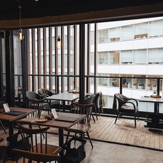 テラス席は心地よい風を感じながら過ごせる特等席。都会の真ん中でリゾート気分を味わえる開放感は、女子会やカジュアルデートに人気。渋谷でちょっと特別な時間を過ごしたい方におすすめです。