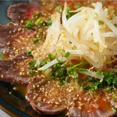 鍋前に大人気！さっぱりおいしい『近江牛タタキ胡麻ポン酢』の写真