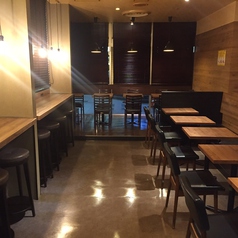 お仕事の合間の休憩やお食事に、少人数でもご利用しやすいテーブル席を多く設置。※