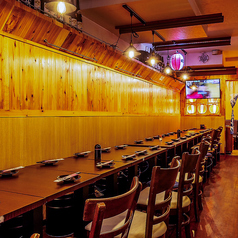 ゆったりとリラックスできる空間を提供いたします。新宿の喧騒を忘れさせるようなモダンなラグジュアリー空間。団体様の貸切宴会も承っております。落ち着ける店内を貸し切っての寛ぎのひとときをお過ごしください。宴会にオススメのコースも多数ご用意。