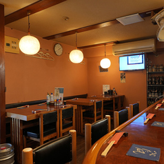 ご友人同士の飲み会やご家族で食事会、少人数の女子会にも最適な、4名掛けのテーブル席を全2卓ご用意しております◎会社の同僚や趣味仲間など、アットホームな雰囲気の中、肩肘張らず楽しみたい方に大変おすすめです♪賑やかなひとときを「べた凪」でお過ごしください！